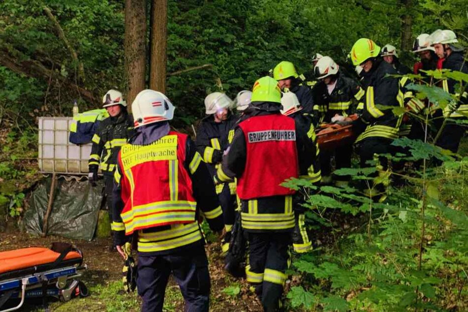 Die Feuerwehr transportiert hier die Frau ab. Sie musste aus dem Traktor bereit werden, weil sie eingeklemmt und schwer verletzt war.