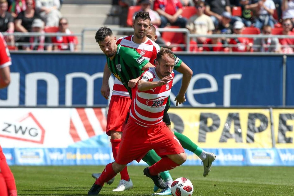Toni Wachsmuth vor Rufat Dadashov und Davy Frick.