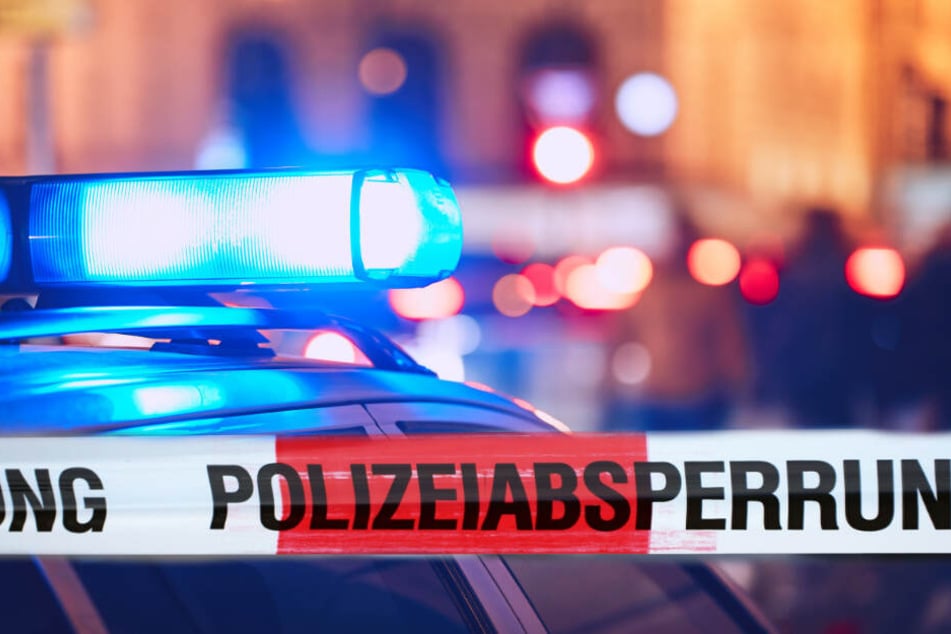 Ein Notarzt kümmerte sich noch am Tatort um den Patienten. (Symbolbild)