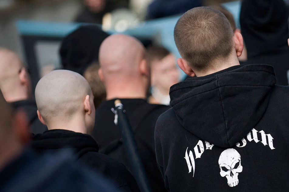 Wegen fremdenfeindlicher Parolen fielen mehrere Männer und Frauen in Oerlinghausen auf. (Symbolbild)
