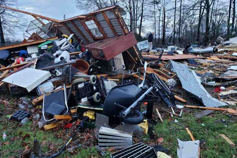 Trümmer und zerstörte Häuser nach Tornado in den USA.