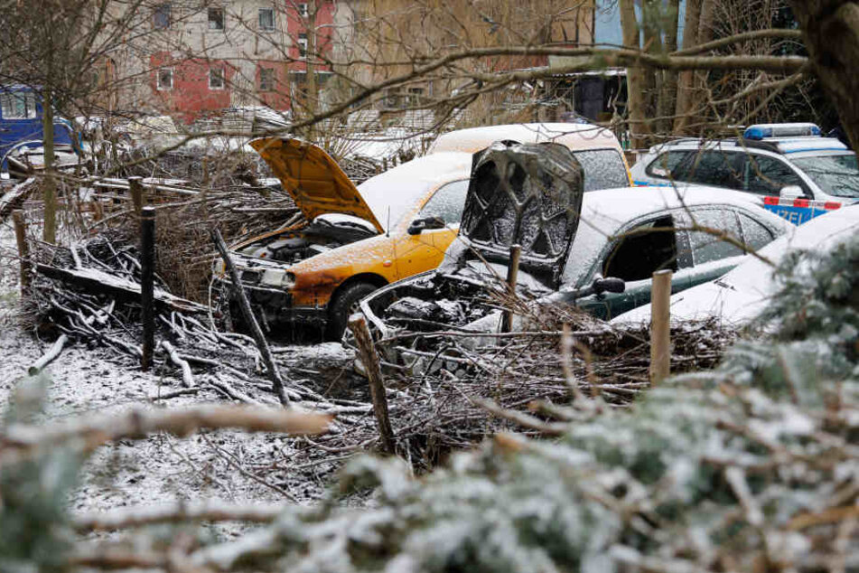 Bei dem Brand wurden drei nebeneinander geparkte Autos beschädigt.