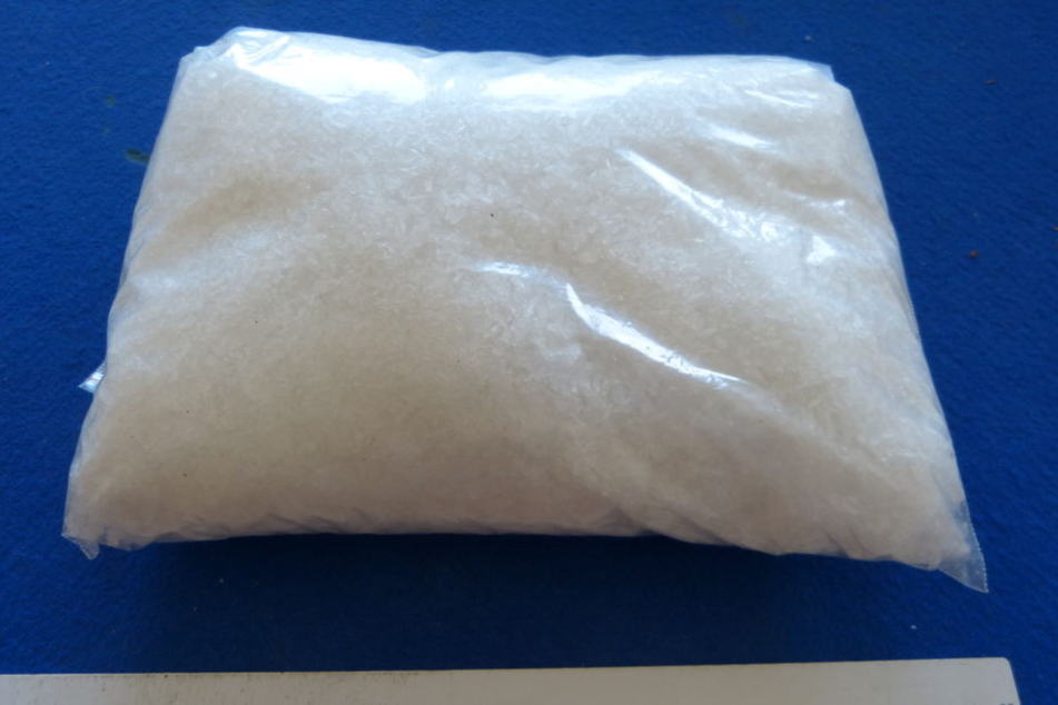 Der Zoll hat an der Grenze einen 32-Jährigen mit 900 Gramm Crystal erwischt.