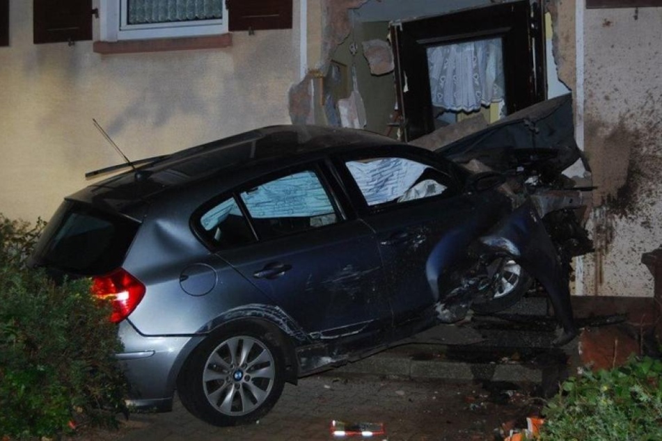 In der Nacht von Freitag auf Samstag ist ein Pkw gegen eine Hauswand gerauscht.