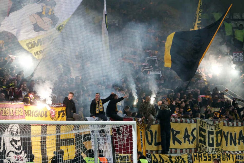 Beim Auswärtsspiel in Aue benahmen sich einige Dynamo-Fans daneben.