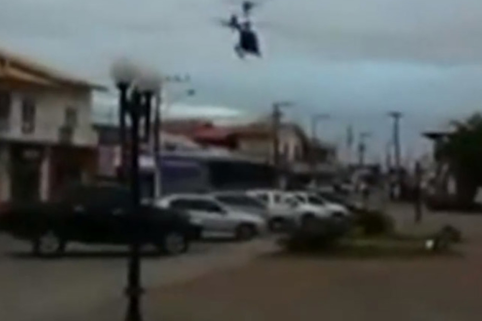 Der Helikopter schwebt über einer Stadt, als er plötzlich rapide an Höhe verlieren.