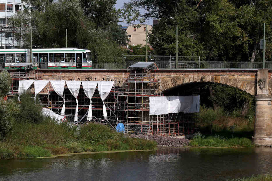 In einem Pfeiler dieser Elbbrücke wurde TNT entdeckt.