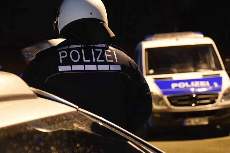 Die Polizei rückte mit mehreren Streifenwagen an. (Symbolbild)