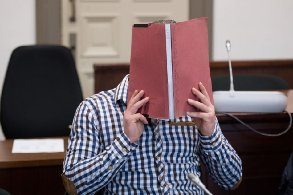 Der 36-Jährige aus Regensburg in einem Gerichtssaal des Landgerichts.