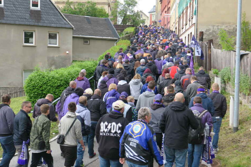 250 bis 300 Fans waren beim Fanmarsch durch Aue dabei.