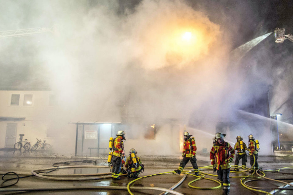 Feuerwehrleute am Samstagabend im Einsatz.