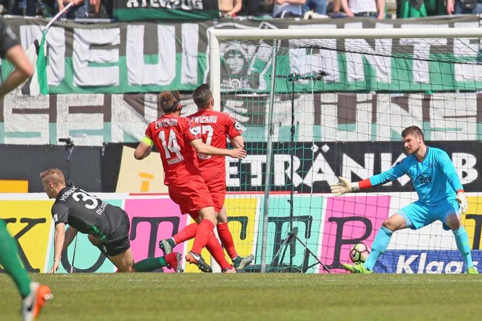 Da hatte es zum ersten Mal bei FSV-Keeper Johannes Brinkles (r.) geklingelt.