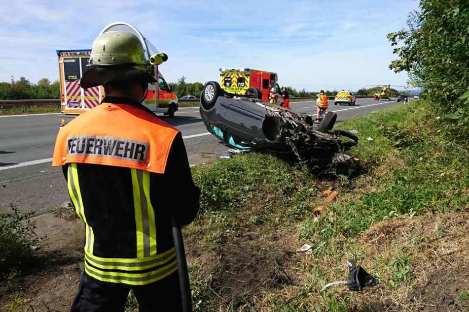 Als die Rettungskräfte eintrafen, lag das verunglückte Auto auf dem Dach.