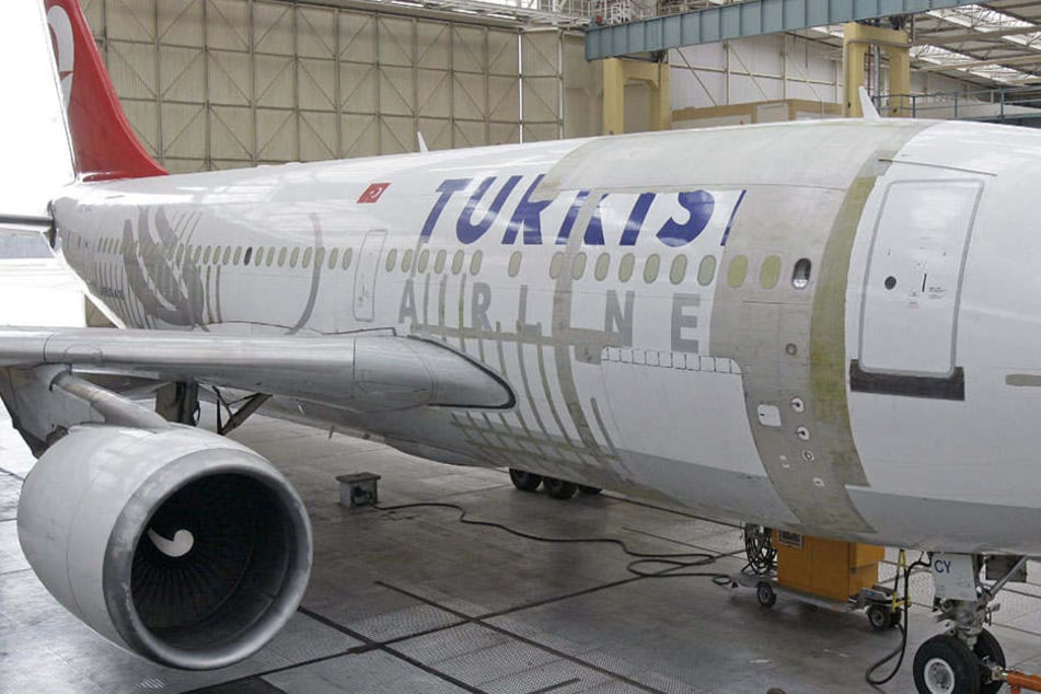 Die Frau ist aus einem Flugzeug der Turkish Airlines gefallen. (Symbolbild)