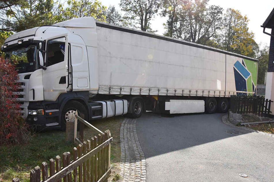 Lkw Fahrer Vertraut Auf Sein Navi Und Bleibt Zwischen Haus Und