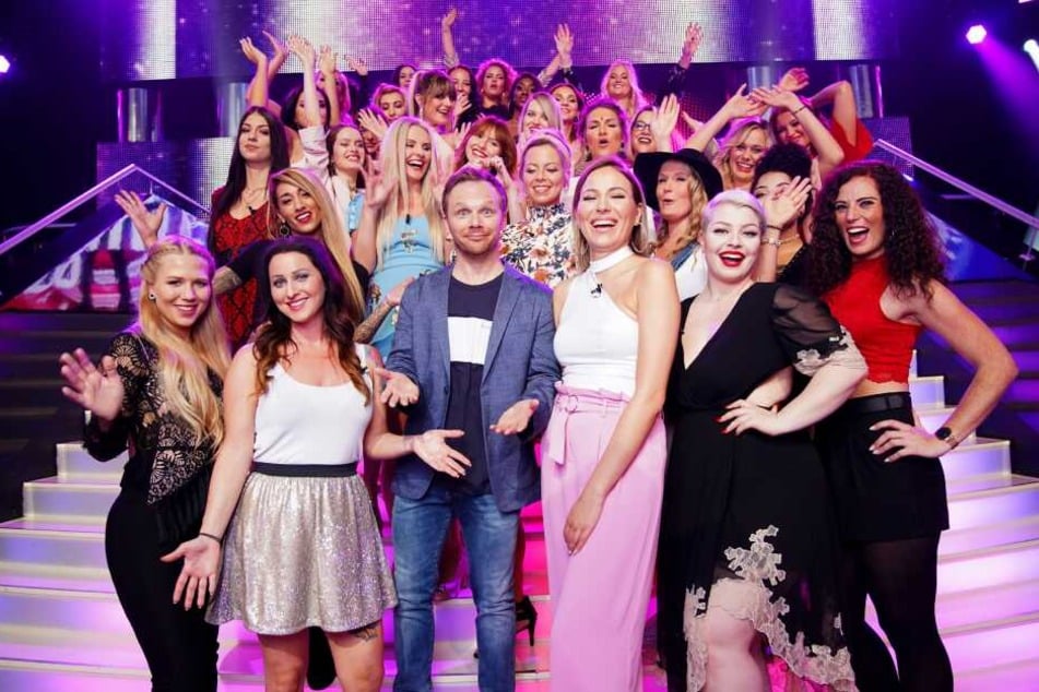 Moderator Ralf Schmitz (44) und die 30 Single-Ladies der aktuellen "Take Me Out"-Staffel.