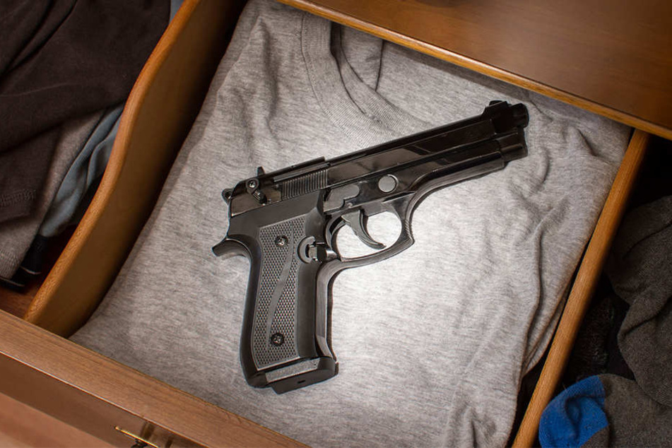 Die Polizei ermittelt wegen des Verdachts auf unsachgemäße Lagerung der Waffe. (Symbolbild)