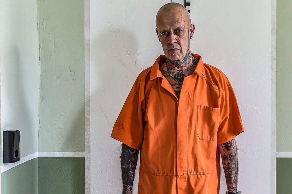 Persönlichkeitsrechte ade: Wer im „Großenhainer JVA Prison“ eincheckt, tauscht die Alltagsklamotten gegen den Knast-Overall.