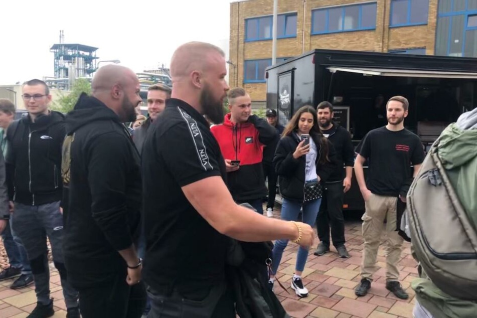Kollegah traf um 12 Uhr am Fitnessstudio ein.