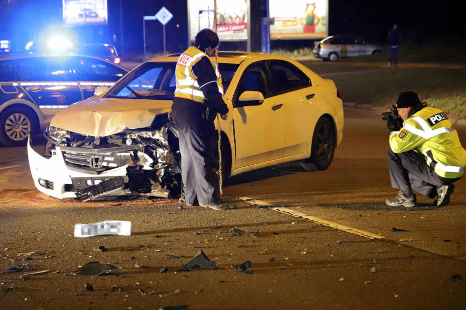 Der Honda war mit einem Mercedes auf einer Kreuzung kollidiert.