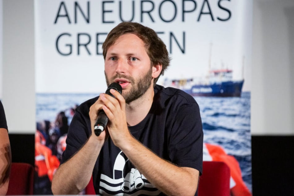 Sea-Watch-Sprecher Ruben Neugebauer spricht auf einer Pressekonferenz zu den Geschehnissen um die "Sea Watch 3".