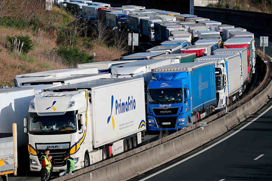 Bei Biarritz warteten am Samstag tausende LKWs auf der Autobahn, die aufgrund der Protestbewegungen in Frankreich gesperrt war.