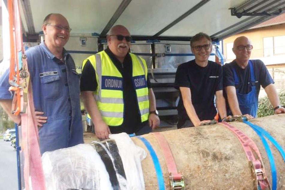 Rainer Woitschek (Kampfmittelbeseitigungsdienst), Udo Olschewski (Ordnungsamt), Karl-Heinz Clemens (KBD) und Gerd Matthee (KBD) von links, sind zufrieden mit ihrer Arbeit.