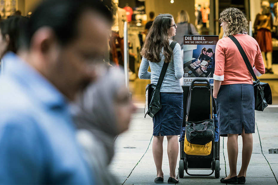 Mit Grillanzünder soll eine 34-Jährige versucht haben, einen Brandanschlag auf ihre Gemeinde zu verüben (Symbolbild)