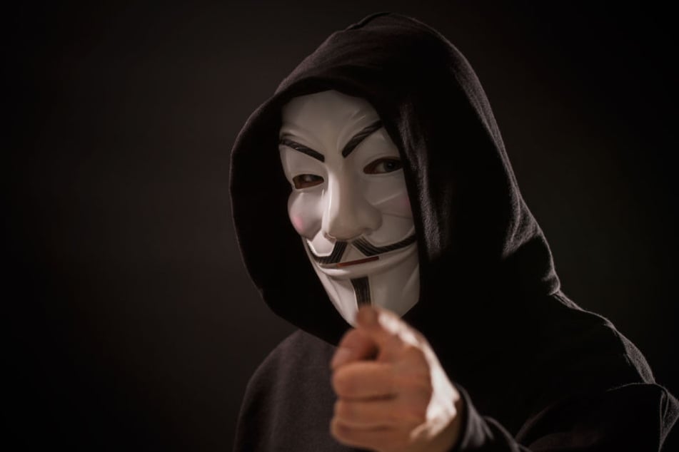 Ein Mann mit Vendetta-Maske überfiel die Angestellte.