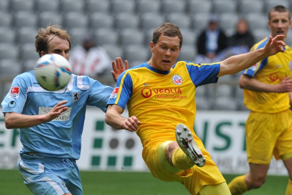 Robert Müller (m.) spielte für Hansa Rostock in der zweiten Liga.