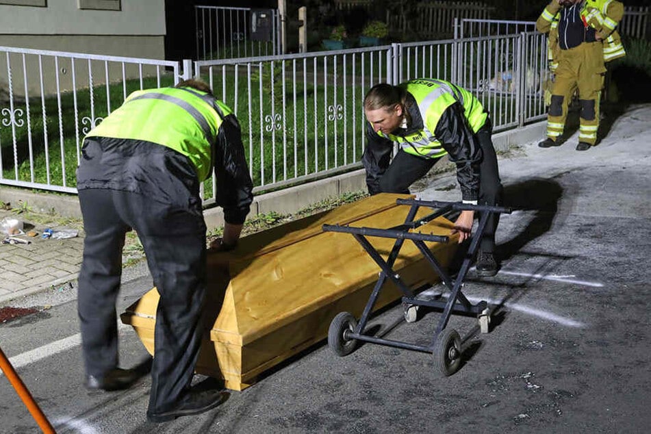 Der tote Biker wird im Sarg abtransportiert.