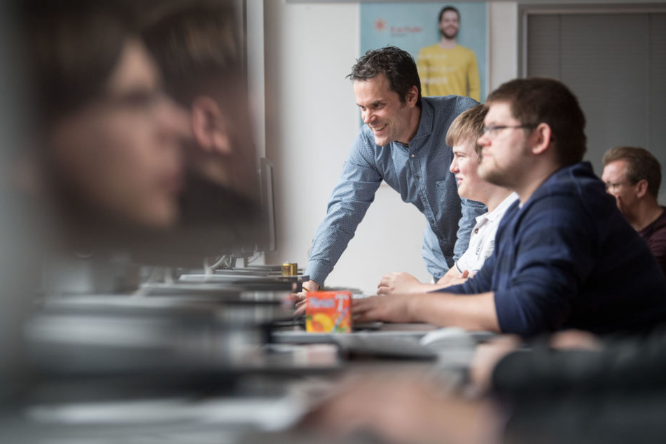 Rüdiger Berg (Mitte) unterrichtet in Stuttgart in einer Berufsschulklasse der it.Schule Fachinformatiker im 3. Lehrjahr im Fach. (Archivbild)