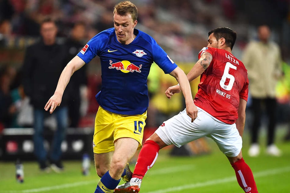 RB-Doppeltorschütze Lukas Klostermann (l.) setzt sich gegen den Mainzer Danny Latza durch.