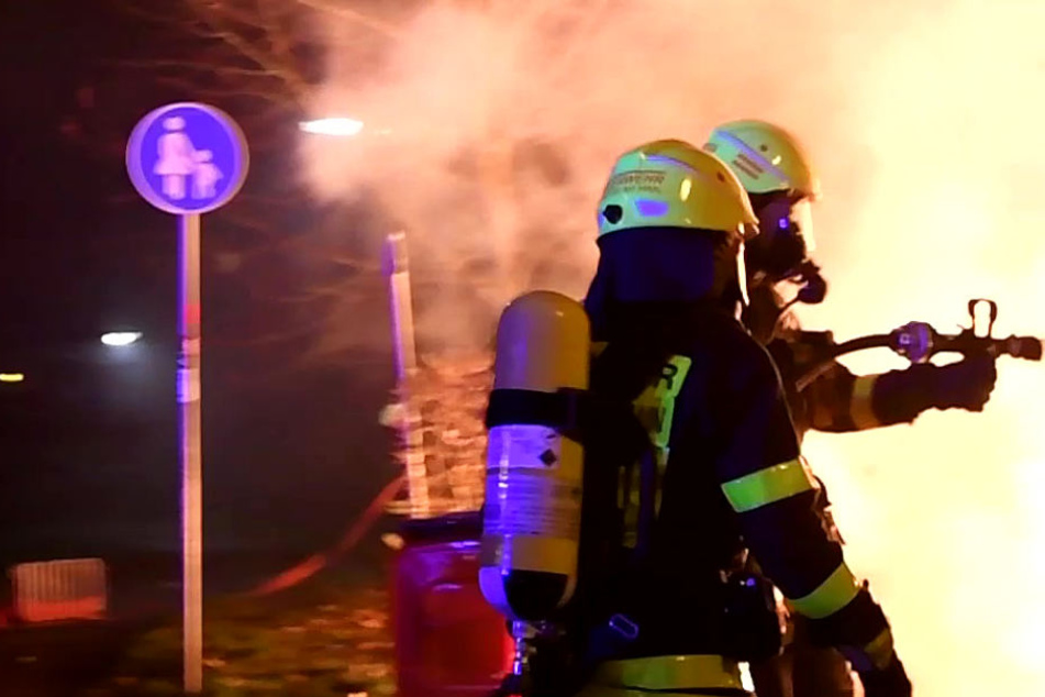 Diverse Brände in der Frankfurter Nordweststadt beschäftigten die Feuerwehr in der Silvesternacht.