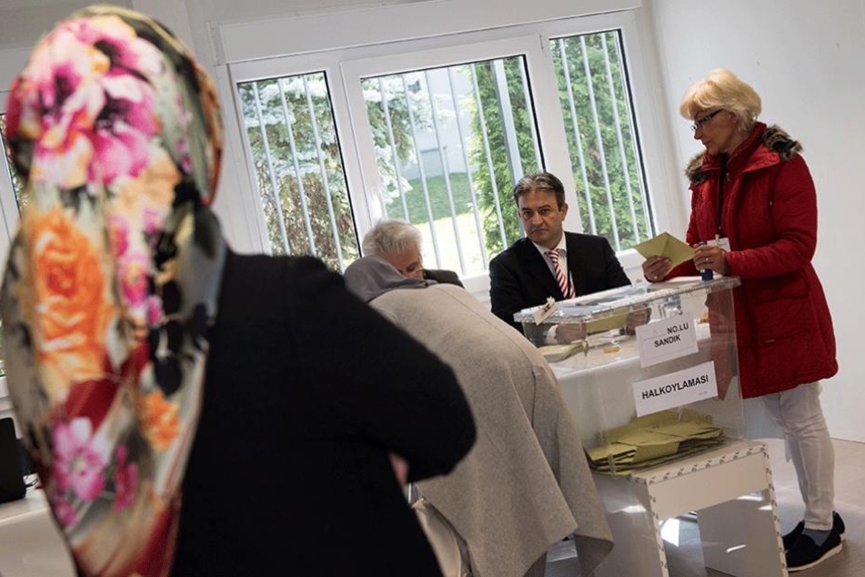 Türken bei der Abstimmung über die Verfassungsreform. Über die Todesstrafe dürften sie in Deutschland nicht in die Wahlkabinen.