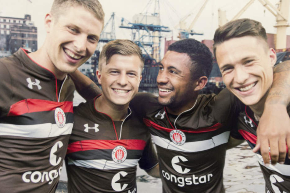 Natürlich ist das neue Trikot des FC St. Pauli in den Vereinsfarben Braun und Weiß gehalten.