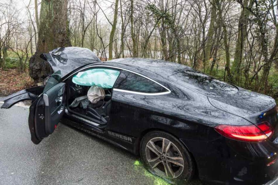 Der Wagen wurde bei dem Unfall komplett zerstört.