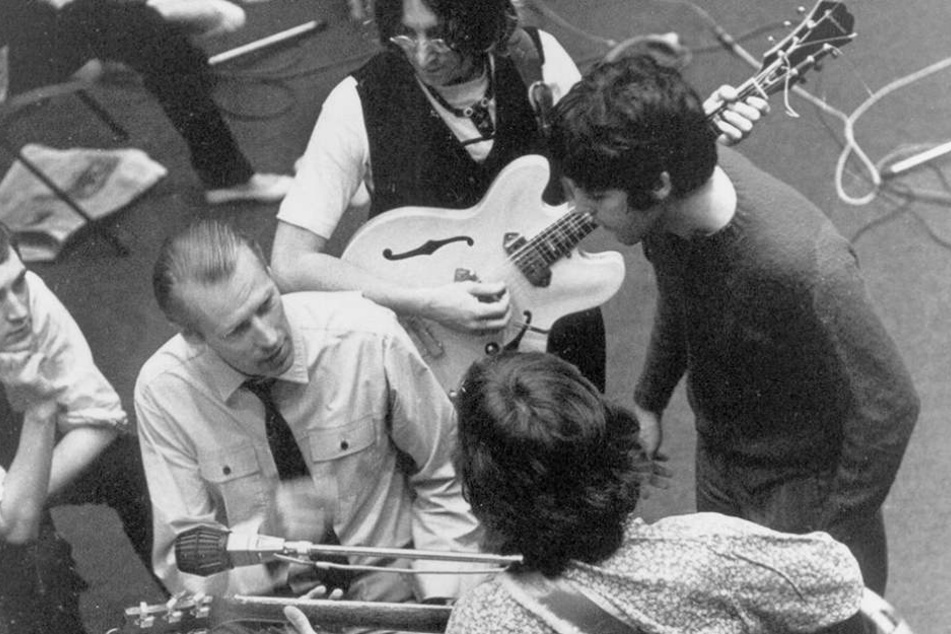 Die Fab Four mit ihrem Produzenten George Martin (Mitte li.), dem "fünften Beatle" im Gespräch.