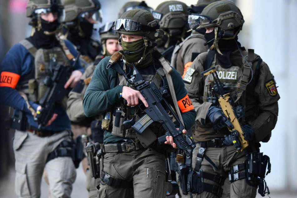 Der 31-Jährige ließ sich von den Beamten des SEK widerstandslos festnehmen (Symbolbild).