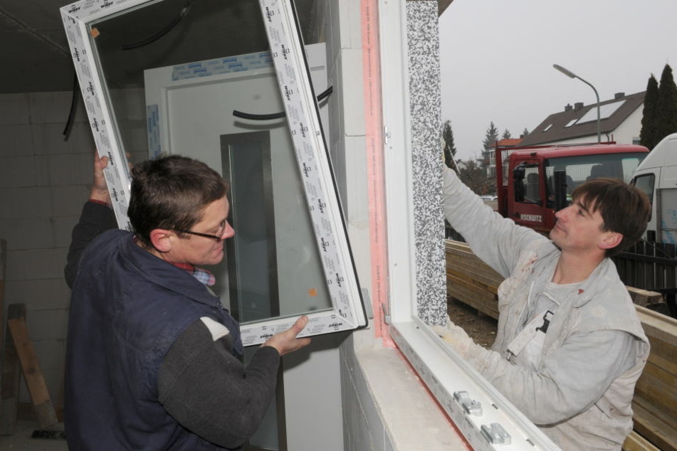 Wer beim Hausbau selbst mit anpackt, kann viel Geld sparen: Eine "Muskelhypothek" ist jedoch nicht für Leute mit "zwei linken Händen".