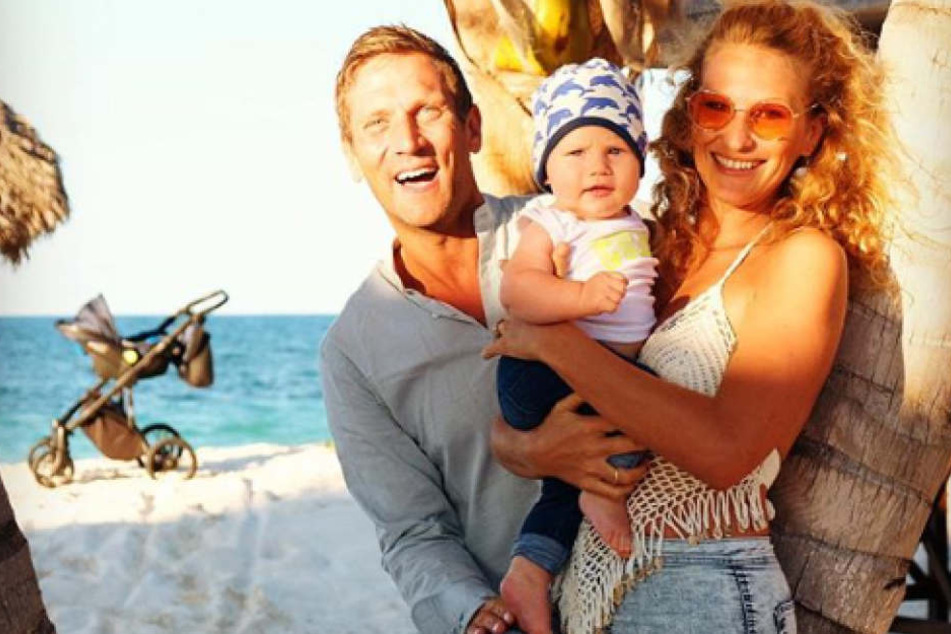 Familien-Idylle unter Sonne und Palmen.