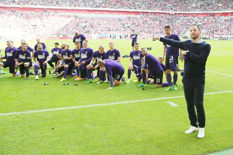 Nach der Rettung in Düsseldorf zeigt es Tedesco (re.) an: Nicht ich, sondern das Team hat den Klassenerhalt geschafft.