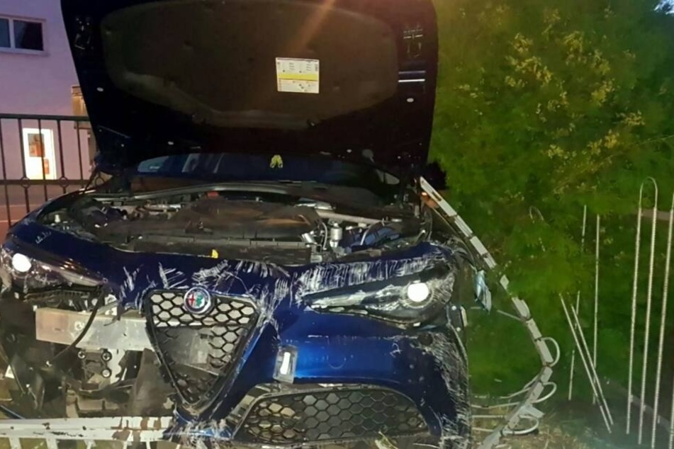 Der Alfa Romeo wurde bei dem Unfall schwer beschädigt.