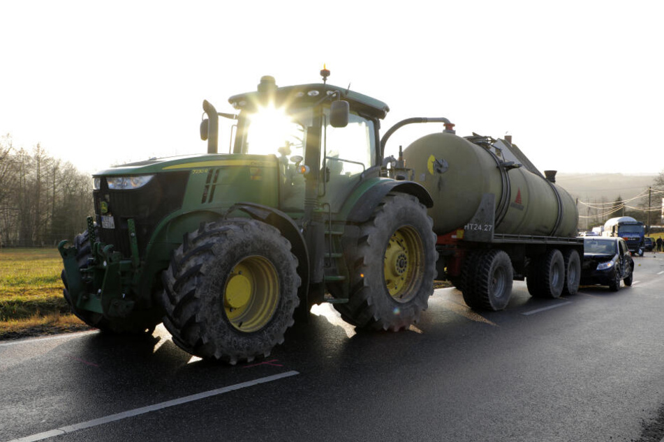 Der Traktor hatte in dem Anhänger mehrere tausend Liter Gülle geladen.