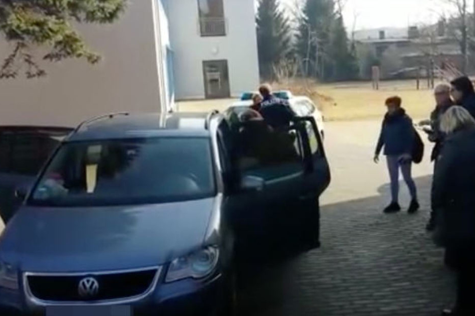 Die Szene, über die diskutiert wird: Ronja (8) wird von Polizeibeamten aus ihrer Grundschule in Helbra geholt und gegen ihren Willen in ein Auto gesetzt.