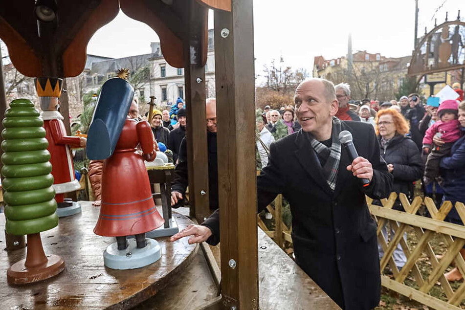 Leubens Ortsamtsleiter Jörg Lämmerhirt schiebt die traditionelle Pyramide auf dem Wasaplatz an.
