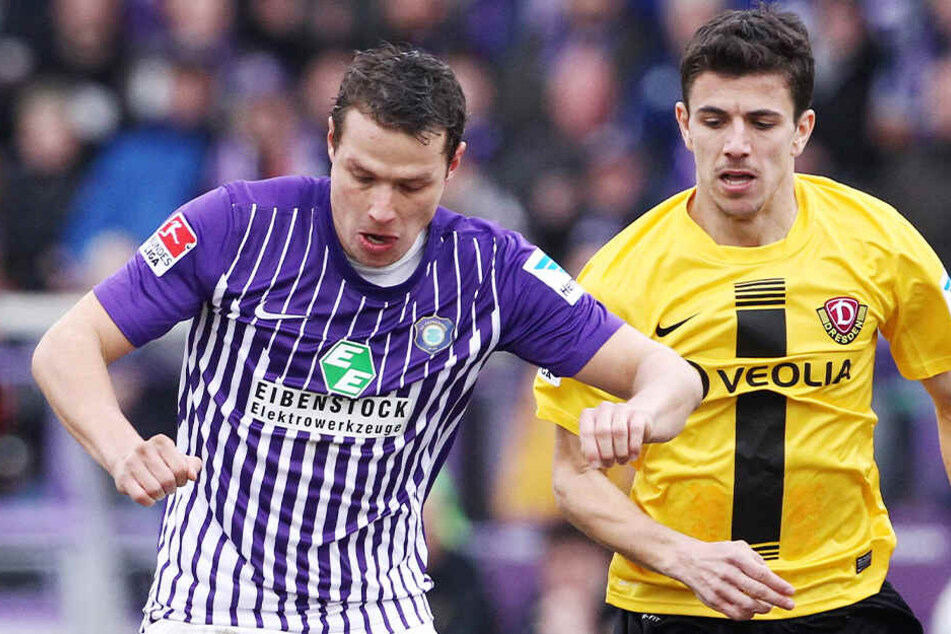 Marc Hensel (l., gegen Anthony Losilla) im Derby am 10. März 2013. Aue gewann 1:0.