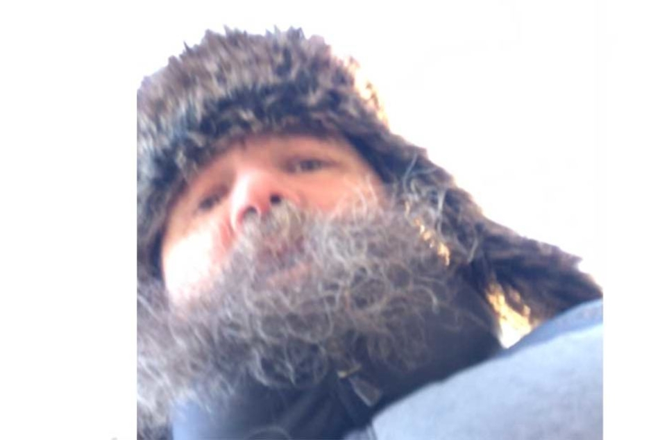 Die Polizei fahndet nach einem Handy-Räuber mit einem Bild aus einer Überwachungskamera.