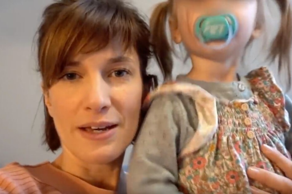 Beim Video-Dreh weicht Tochter Ella ihrer Mama nicht von der Seite.