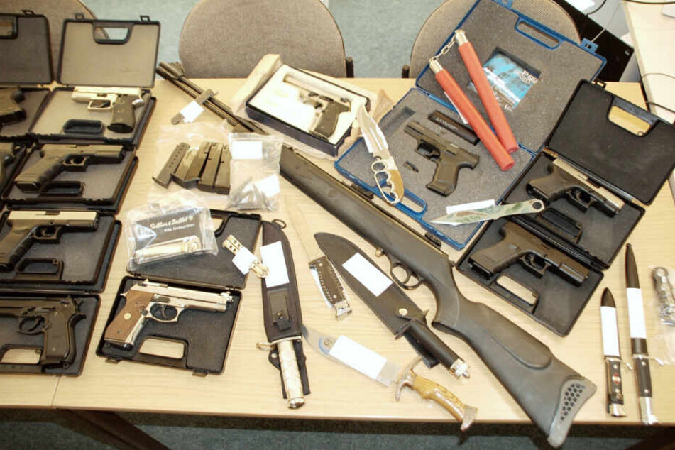 Eine beachtliche Menge an Waffen konnte die Polizei nach der Wohnungsdurchsuchung sicherstellen.
